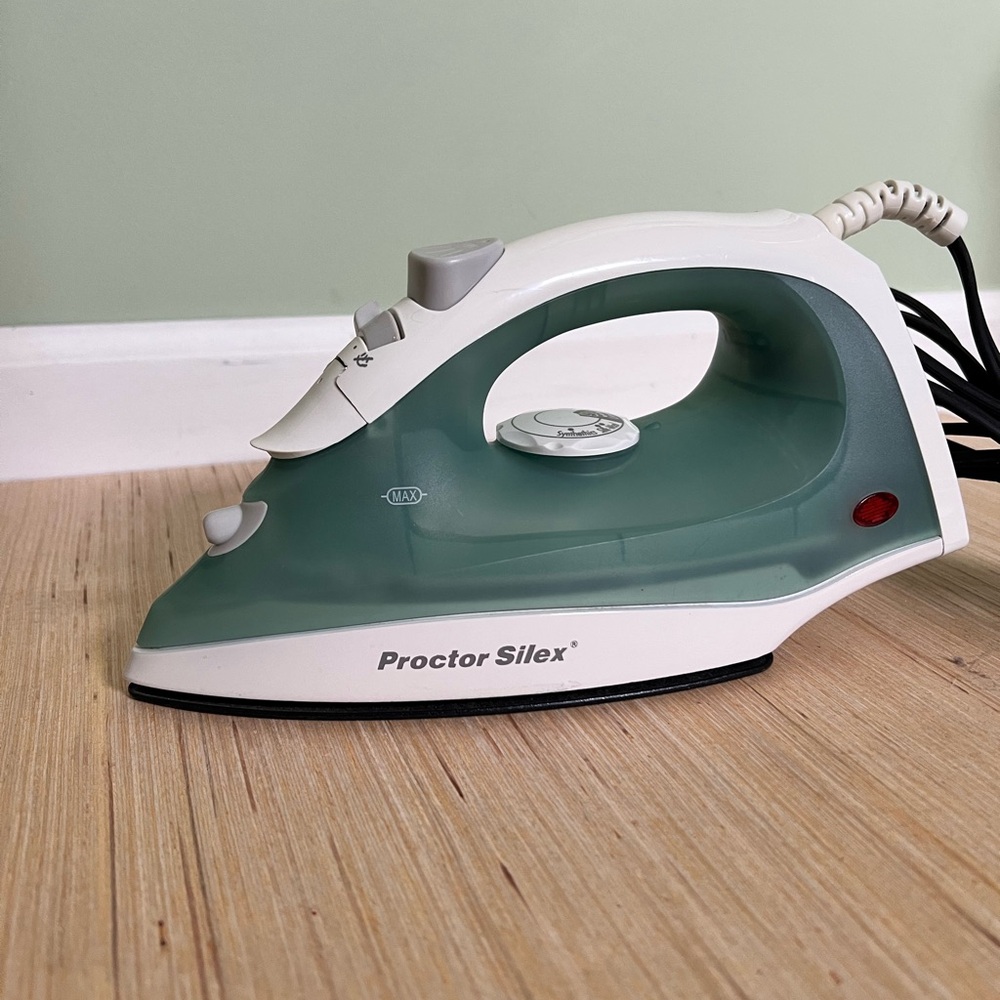 Proctor Silex Green and White Iron